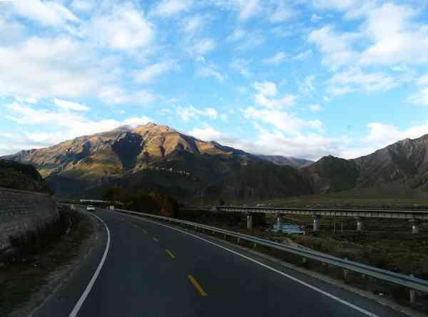 去西藏的珠穆朗瑪峰旅游有哪些景點和需要注意的事項呢？