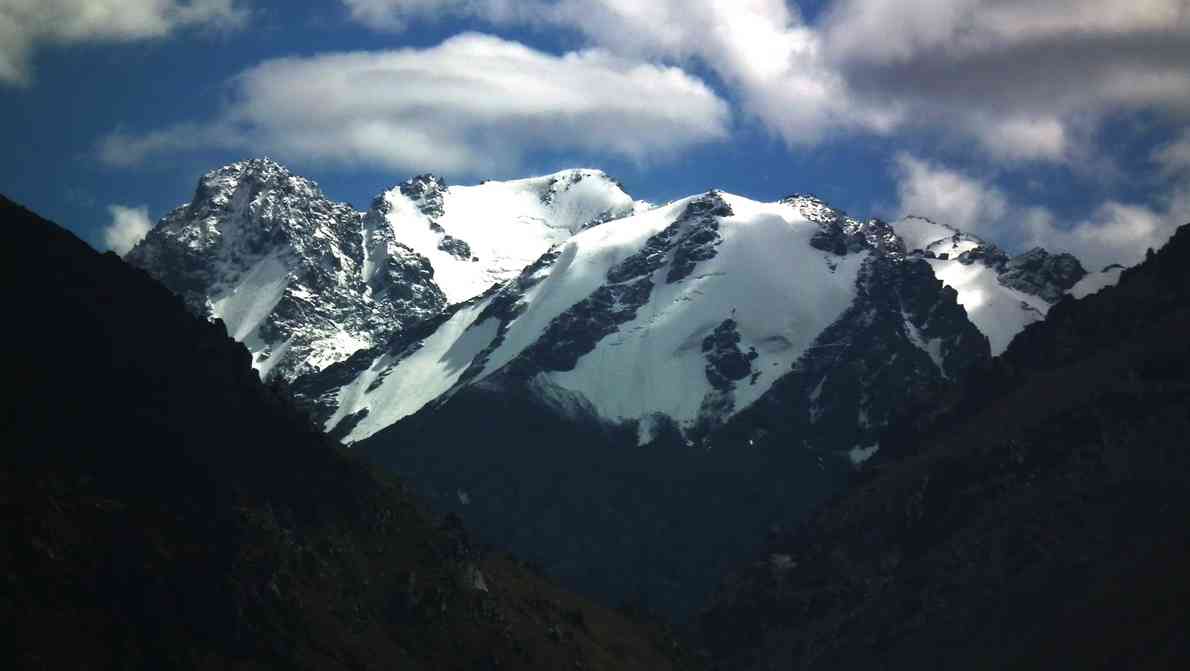 誰持彩練當空舞，五月天山倒春寒——新疆天山旅游推薦