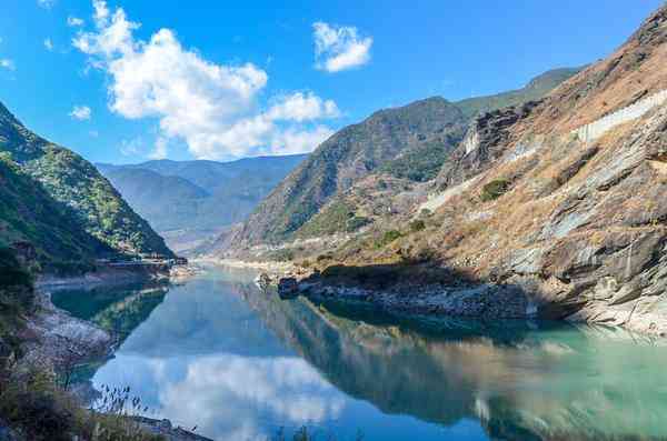 云南隔江相望的兩個(gè)虎跳峽景區(qū)