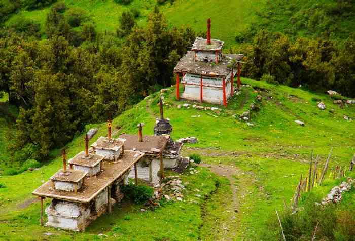 青海玉樹十大旅游景點(diǎn)：格薩爾三十大將軍靈塔和達(dá)那寺