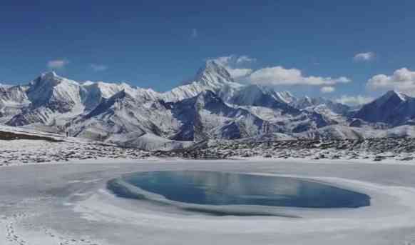 站在4500多米的冷噶措，眺望7556米的貢嘎雪山